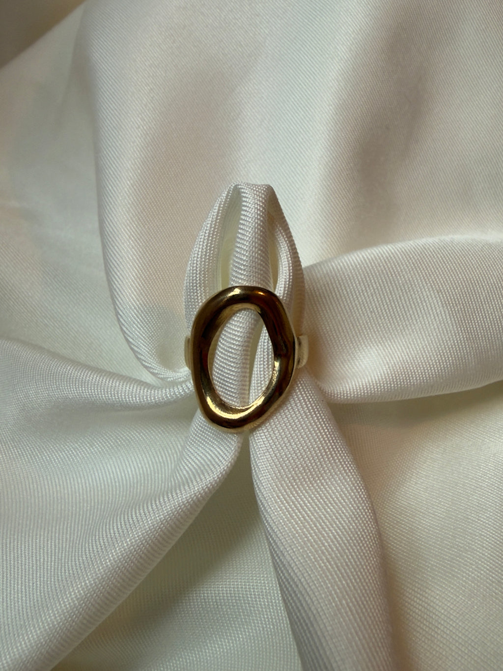 Oval ring
