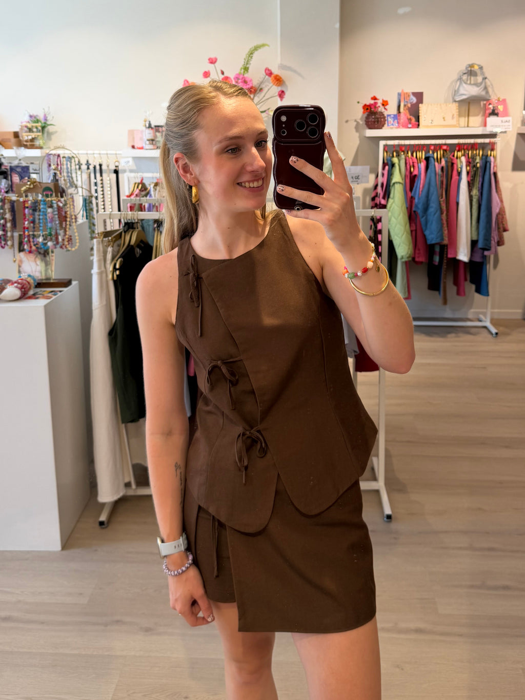 Gilet met strikjes | bruin