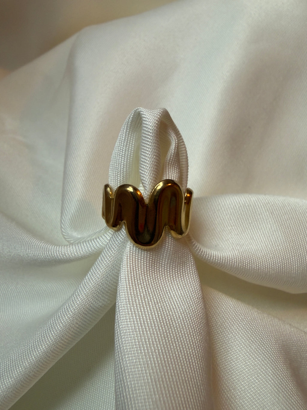 Wavey ring