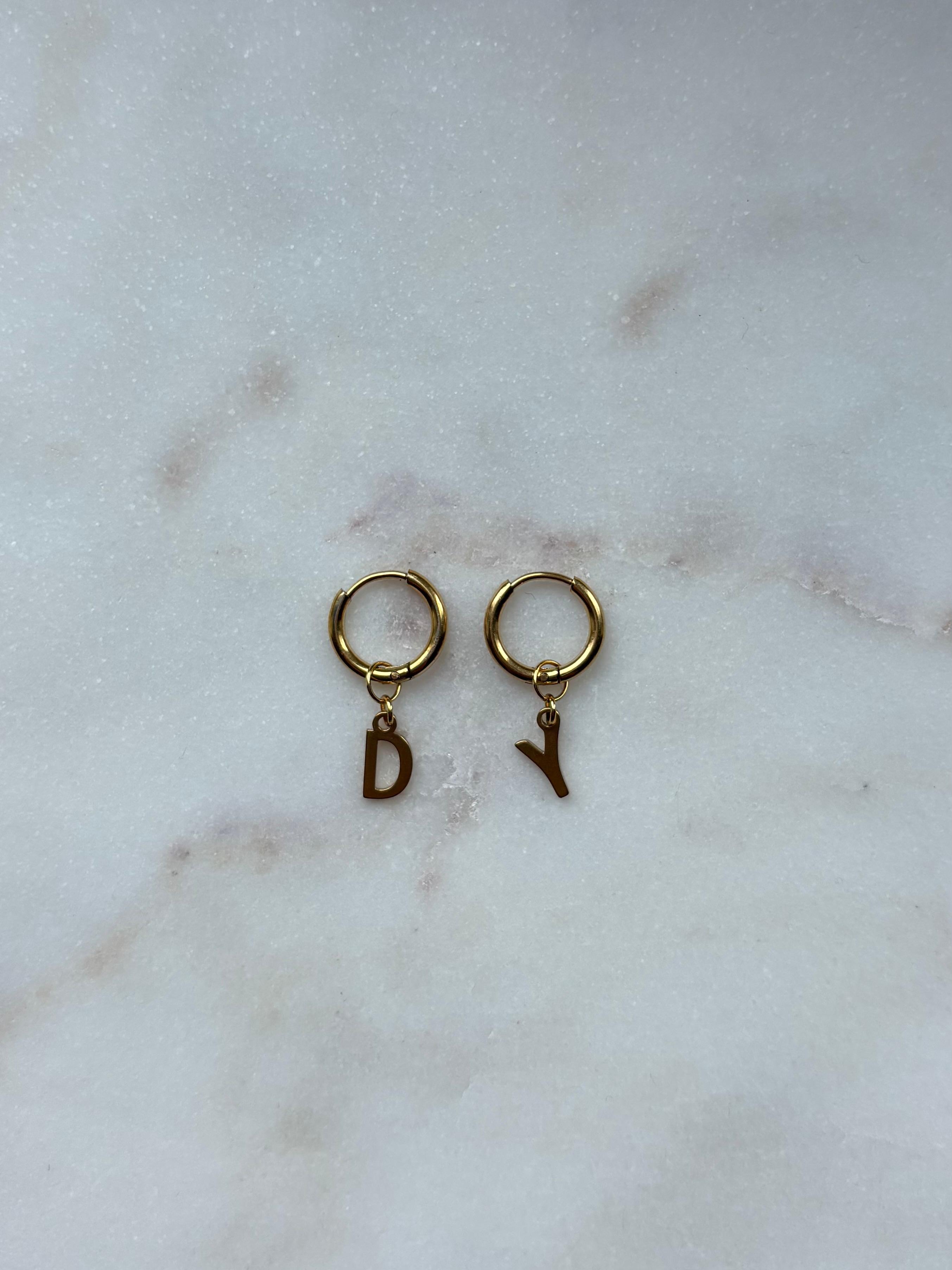 Initiaal oorbel met letter - klein