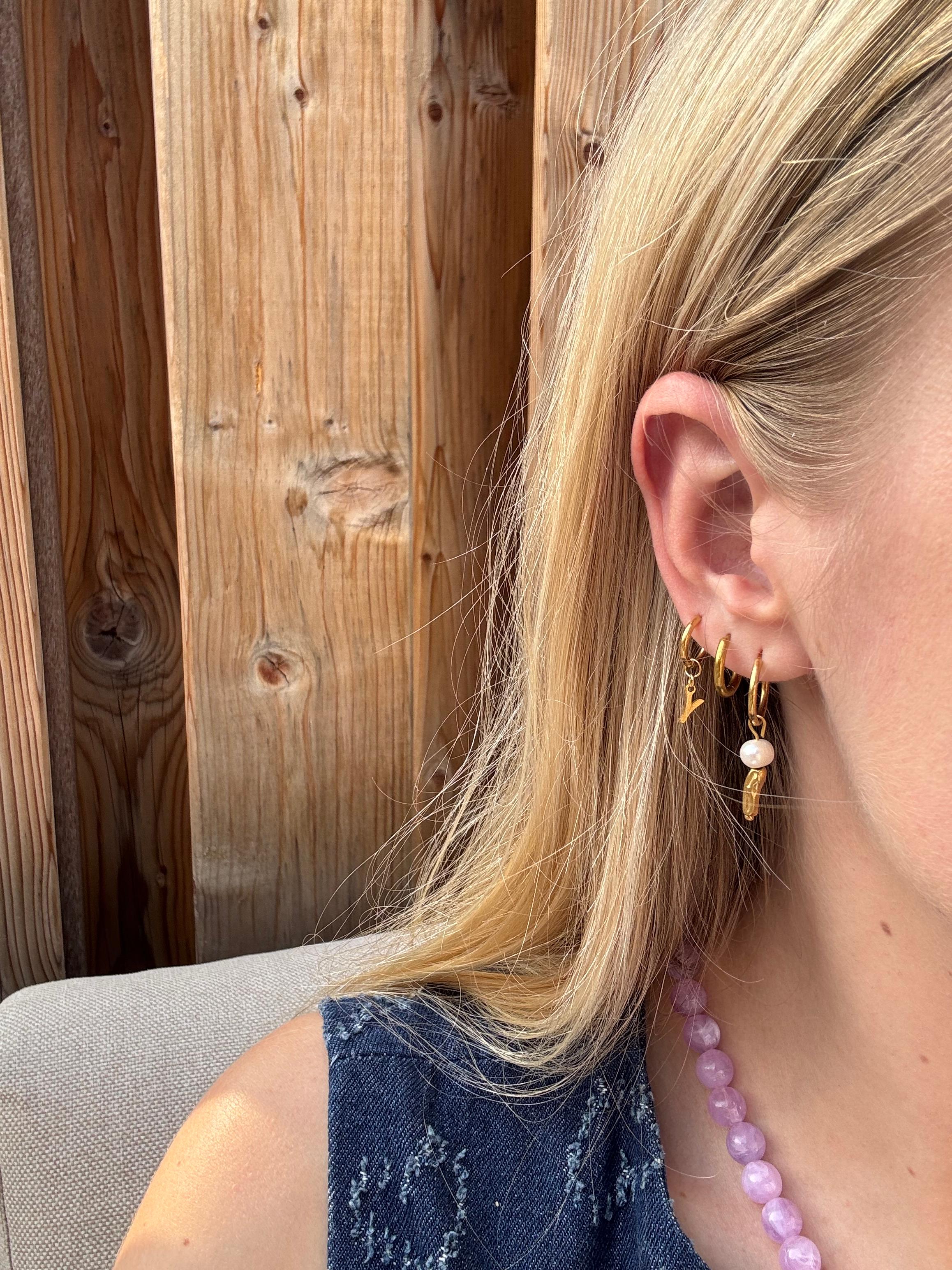 Initiaal oorbel met letter - klein